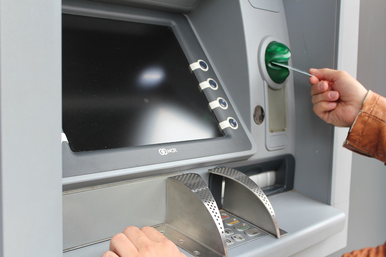 Γερμανία: Λόγω των τελών ανάληψης στα ATM των τραπεζών … ήρθε και η πρώτη μήνυση!