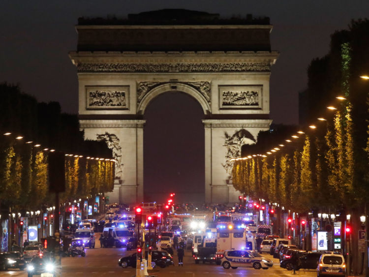 Επίθεση στο Παρίσι με τρεις νεκρούς