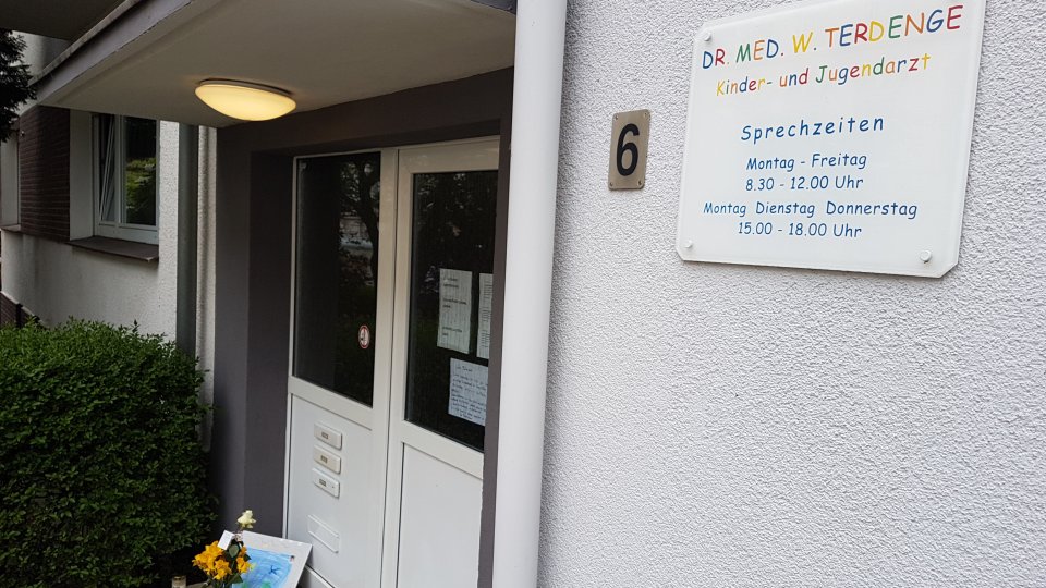 Essen: Πέθανε δημοφιλής παιδίατρος - Πολλοί γονείς δηλώνουν τη θλίψη τους μέσω Facebook