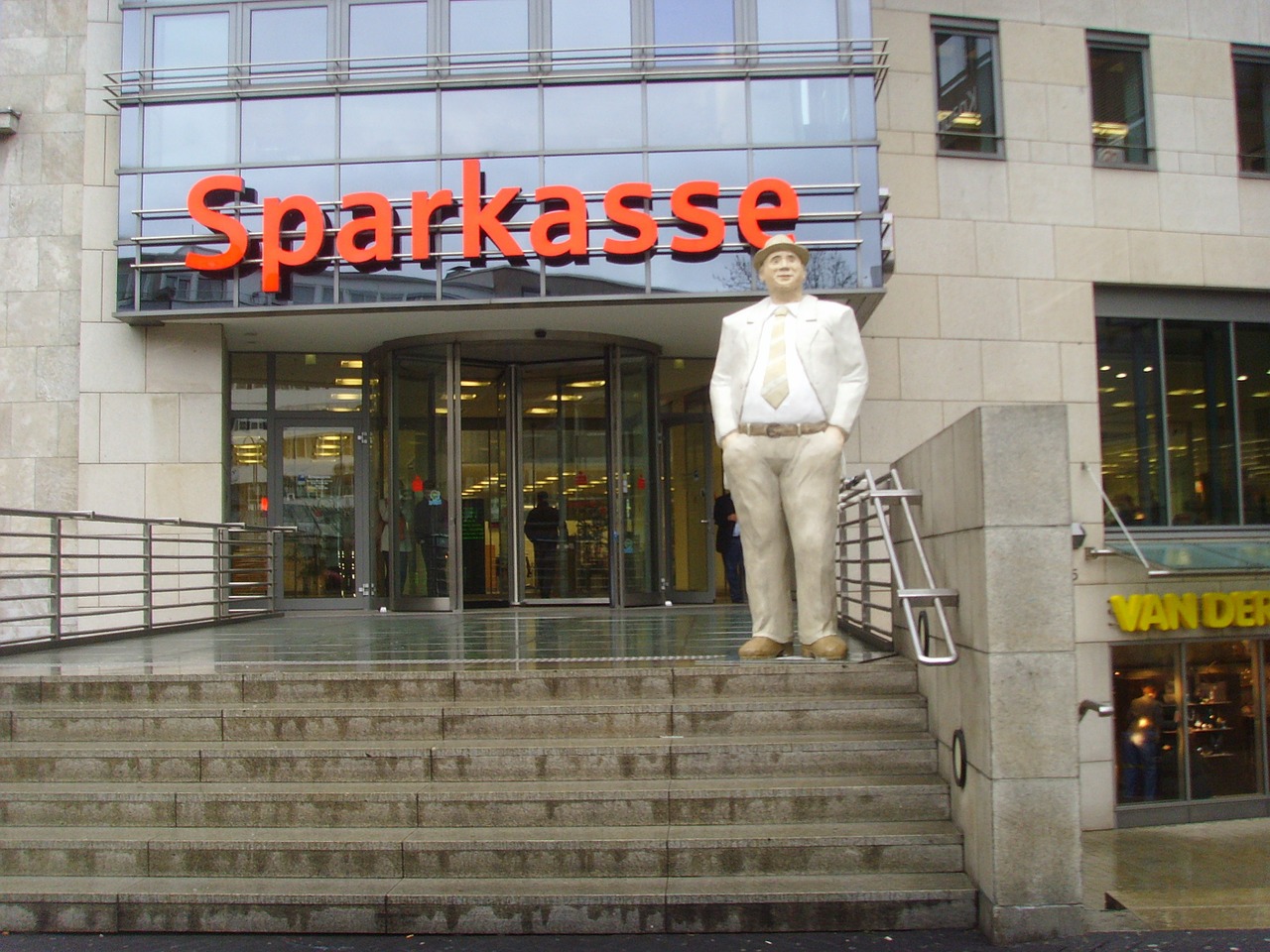 Γερμανία: Η Stadtsparkasse Düsseldorf αυξάνει τα τέλη της! Τι γίνεται με τις άλλες τράπεζες;