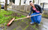 Γερμανία: Απίστευτο! 34χρονη καθάρισε τα φύλλα έξω από το σπίτι της και τώρα … καλείται να πληρώσει 105€
