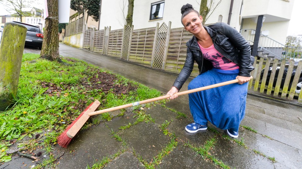 Γερμανία: Απίστευτο! 34χρονη καθάρισε τα φύλλα έξω από το σπίτι της και τώρα … καλείται να πληρώσει 105€