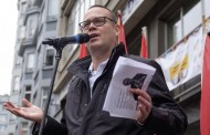 Βίντεο: Βέλγος πολιτικός δέχθηκε επίθεση με μαχαίρι ενώ εκφωνούσε ομιλία για την Πρωτομαγιά