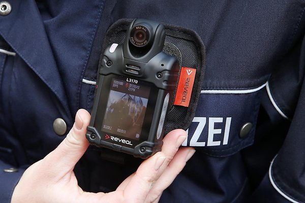 Düsseldorf: Ξεκίνησε η πιλοτική εφαρμογή των Bodycams. Πού στοχεύει η χρήση τους;