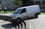 Köln: Οδηγός «έμεινε» με το φορτηγάκι του στη σκάλα