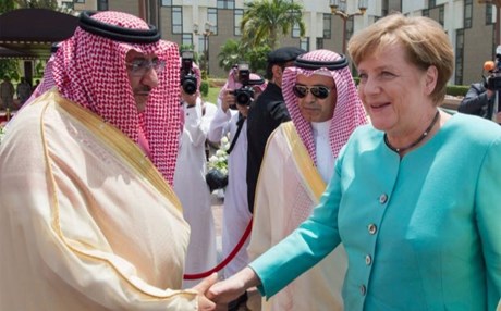Χωρίς μαντήλα στη Σαουδική Αραβία η Μέρκελ