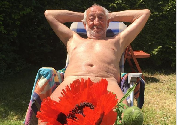 Γερμανός ηθοποιός λιάζεται ολόγυμνος στον κήπο του και ποστάρει φωτογραφίες στο διαδίκτυο
