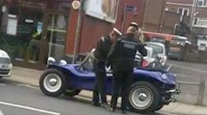 Φρικιαστικό ατύχημα στην Αγγλία: 62χρονη πνίγηκε από το φουλάρι της που πιάστηκε στη ρόδα του buggy