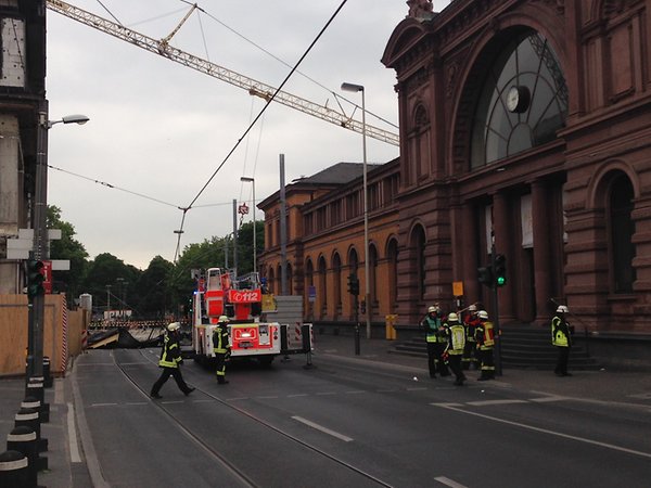 Ατύχημα στη Βόννη: Τεράστιος Γερανός έπεσε στην οροφή του Κεντρικού Σιδηροδρομικού Σταθμού