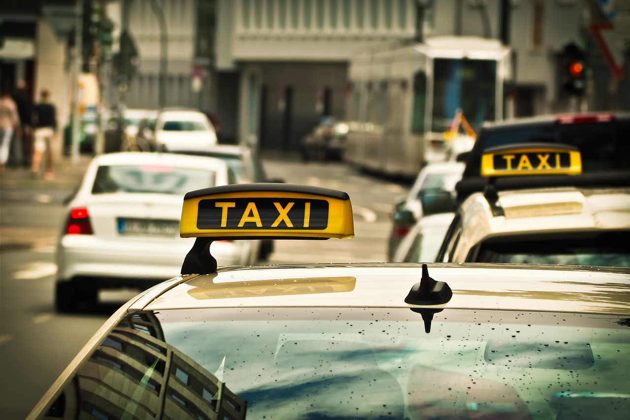 Salzburg: Φάκελος με 20.000€ ξεχάστηκε στο πίσω κάθισμα ενός ταξί! Τι έκανε η οδηγός;