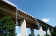 NRW: Απίστευτο! Κομμάτια μπετόν ξεκόλλησαν και έπεσαν από γέφυρα εθνικής οδού σε … μονοπάτι πεζών