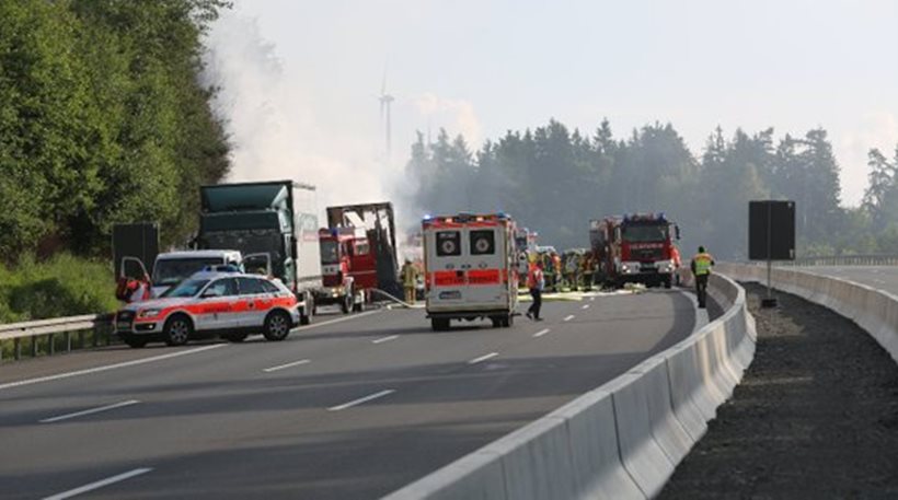 Έκτακτο - Γερμανία: Κάηκε ολοσχερώς λεωφορείο μετά από τροχαίο με φορτηγό - Αγνοούνται 17 άνθρωποι