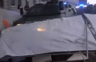 Βίντεο: Το τεθωρακισμένο της αστυνομίας «σπάει» τα οδοφράγματα των διαδηλωτών στο Αμβούργο