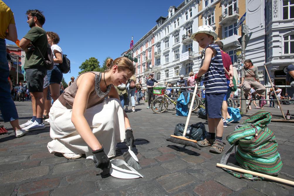 Η επόμενη μέρα στο Αμβούργο: Μόνοι τους καθάρισαν οι κάτοικοι όσα άφησαν πίσω τους οι διαδηλώσεις κατά της G20