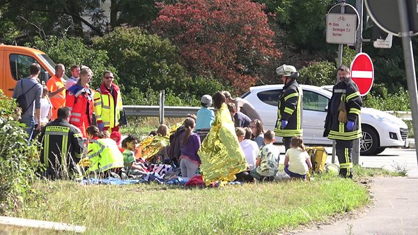 NRW: Σοβαρό ατύχημα με σχολικό λεωφορείο – Τραυματίστηκαν 18 παιδιά