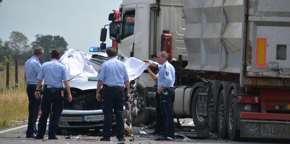 NRW: Τρομερό δυστύχημα! Πάνω από μια ώρα διήρκεσε ο απεγκλωβισμός του άτυχου οδηγού