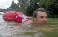 Γερμανία: Πάει κολυμπώντας στην δουλειά του για να γλιτώσει την κίνηση (vid)