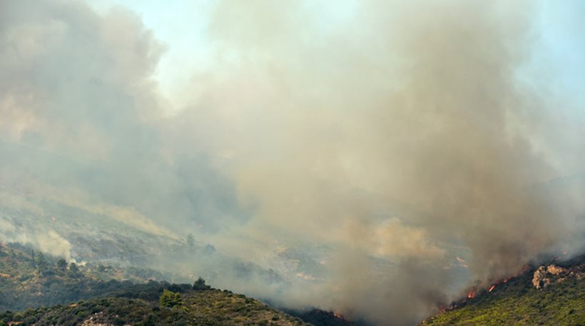 Μαίνεται η μεγάλη φωτιά στην Αττική: Στο Καπανδρίτι η μάχη με τις φλόγες