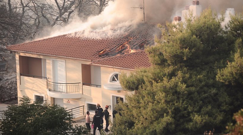 Στις φλόγες ο οικισμός Πύρινη κόλαση στον Κάλαμο: Κάηκαν σπίτια - Στο νοσοκομείο ο στρατηγός Γιόβας της Πυροσβεστικής