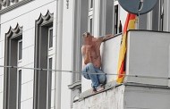 Κυκλοφοριακό χάος στο Wuppertal: Μισόγυμνος άνδρας πετούσε αντικείμενα από μπαλκόνι