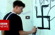 Νεαροί στο Βερολίνο μετατρέπουν ναζιστικά σύμβολα σε ζωγραφιές