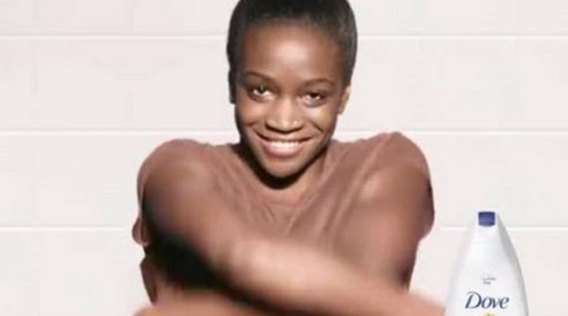 Χαμός με διαφήμιση της Dove: Μαύρη γυναίκα πλένεται με αφρόλουτρο της εταιρείας και γίνεται... λευκή