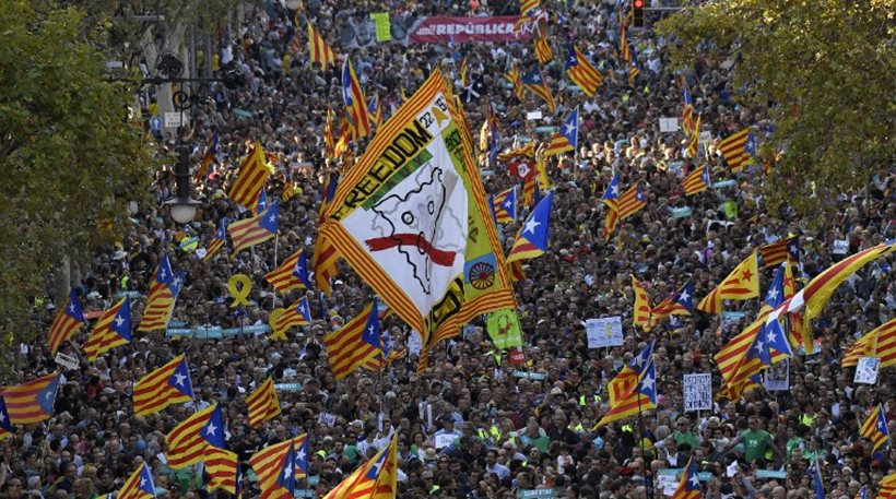 Χιλιάδες διαδηλωτές στους δρόμους της Βαρκελώνης μετά την ενεργοποίηση νέου νόμου για την Καταλονία