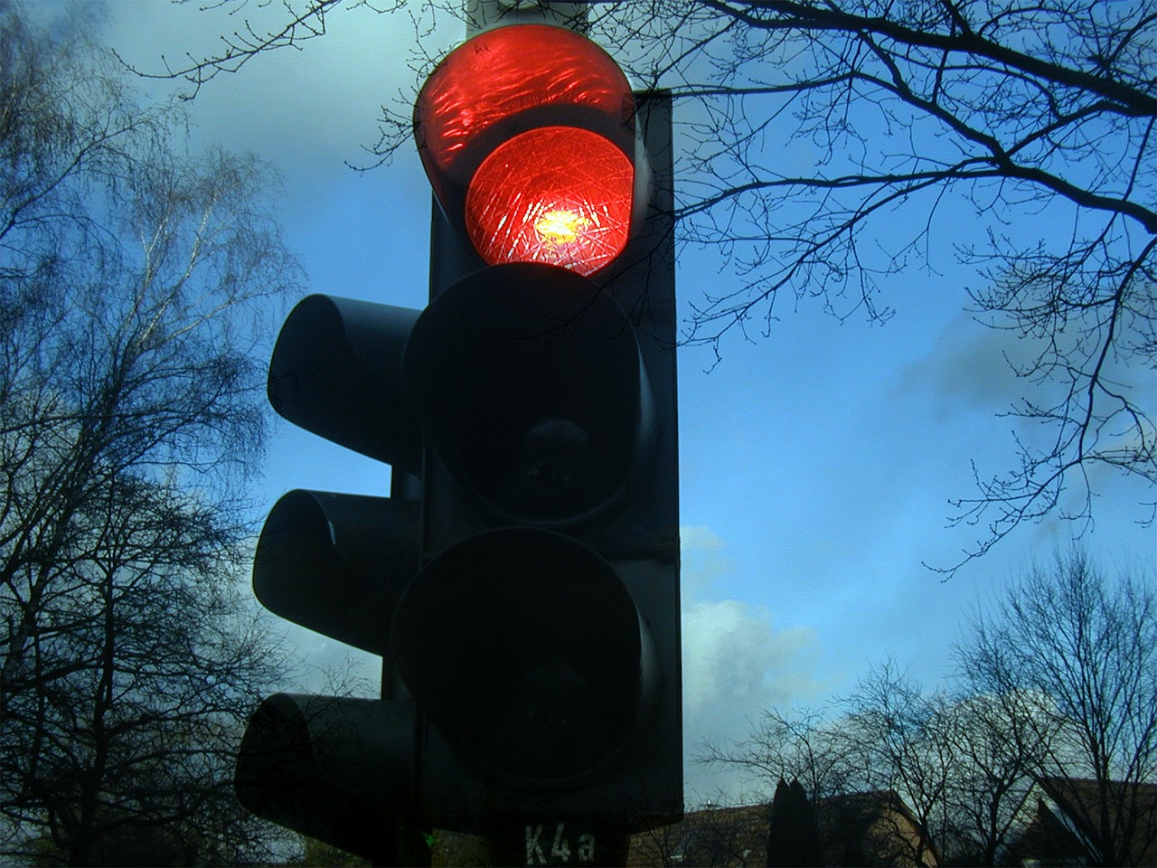 Οδήγηση στη Γερμανία: Μπορείτε να παραβιάσετε τον κόκκινο σηματοδότη εάν είναι χαλασμένος; Δείτε τι ισχύει αναλυτικά