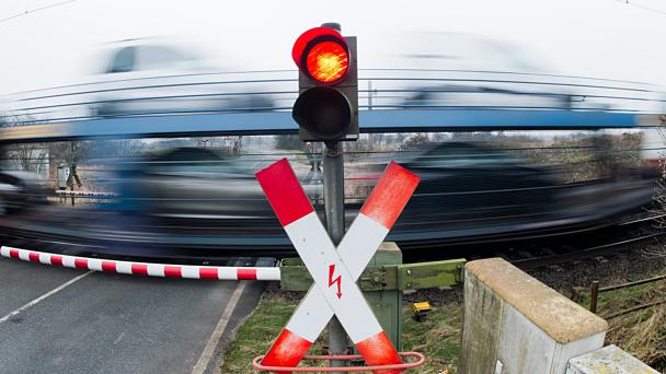 Γερμανία: Πώς πρέπει να συμπεριφέρονται οι οδηγοί στις σιδηροδρομικές διαβάσεις