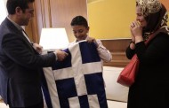 Στο Μαξίμου ο 11χρονος Αμίρ: Ο Τσίπρας του έκανε δώρο μια ελληνική σημαία