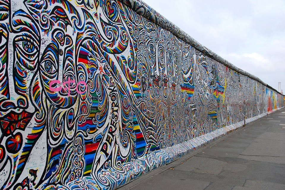 Σαν σήμερα έπεσε το Τείχος του Βερολίνου