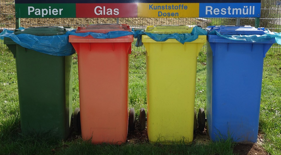 Γερμανία: Υποχρεωτικός ο διαχωρισμός των απορριμμάτων – Τι γίνεται εάν πεταχτεί γυαλί στα κοινά απορρίμματα;