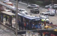 Βίντεο-σοκ: Η δραματική στιγμή που γερανός καταρρέει και καταπλακώνει λεωφορείο