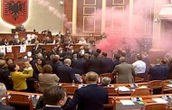 «Αρένα» η αλβανική Βουλή: Ήρθαν στα χέρια οι βουλευτές, έπεσαν καπνογόνα!