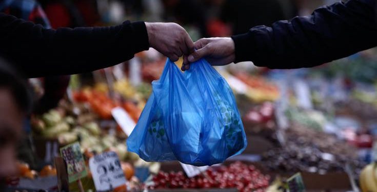 Ελλάδα: 4 λεπτά η κάθε πλαστική σακούλα, 9 από του χρόνου - Αλαλούμ στα σούπερ μάρκετ