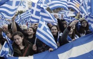 Στιγμιότυπα από το συλλαλητήριο για τη Μακεδονία: Είναι όλες οι γενιές εκεί!