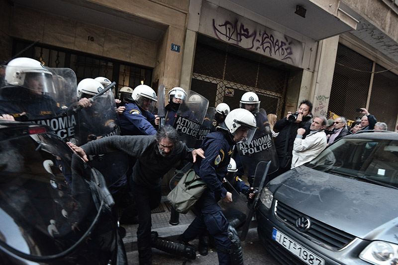 Αθήνα: Άγριο ξύλο, χημικά και τραυματίες σε συμβολαιογραφείο