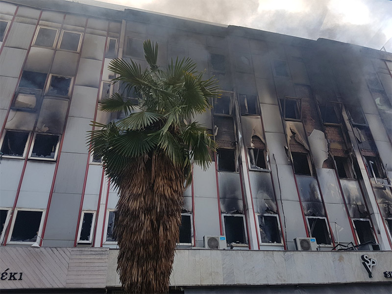 Συναγερμός στη Λάρισα: Στις φλόγες το κτίριο που στεγάζει την εφορία