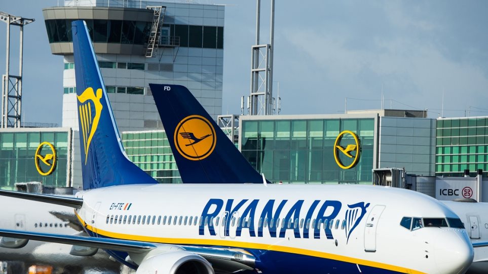 Η Ryanair διακόπτει τις εσωτερικές πτήσεις στην Ελλάδα - Διατηρεί μόνο πτήσεις για Μύκονο, Σαντορίνη και Θεσσαλονίκη