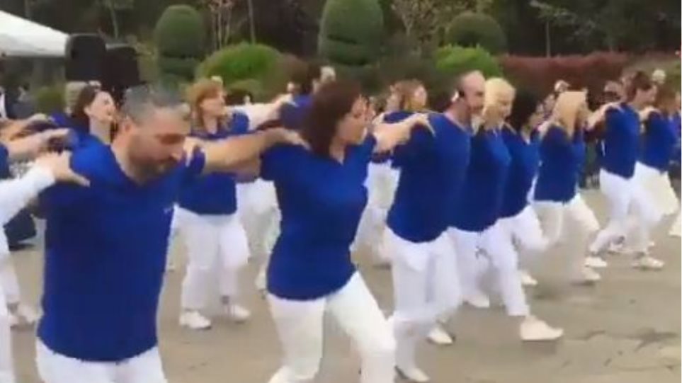 Κωνσταντινούπολη: Θύελλα αντιδράσεων για το συρτάκι στα γαλανόλευκα σε φεστιβάλ χορού