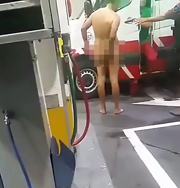 Βίντεο: Ο δονητής... κόλλησε και ένας Αργεντινός βγήκε ολόγυμνος στο δρόμο ζητώντας «βοήθεια»!
