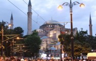 Βίντεο: Εκατοντάδες Τούρκοι προσευχήθηκαν έξω από την Αγιά Σοφιά