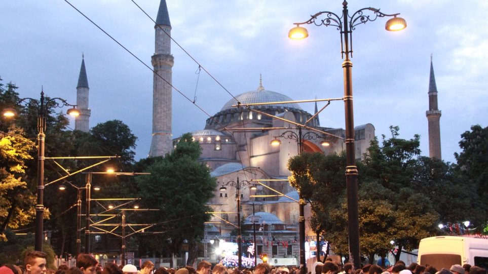 Βίντεο: Εκατοντάδες Τούρκοι προσευχήθηκαν έξω από την Αγιά Σοφιά