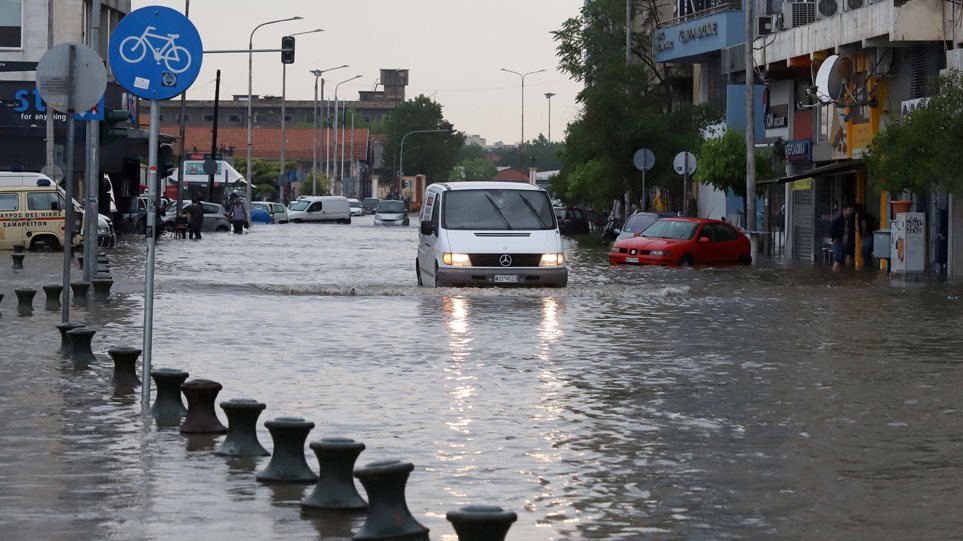 Θεσσαλονίκη: Εικόνες καταστροφής μετά τη θεομηνία - Χωρίς νερό μέχρι αύριο το απόγευμα μεγάλα τμήματα της πόλης