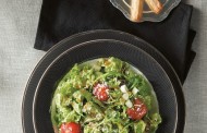 Πράσινη σαλάτα με γραβιέρα και ντοματίνια ψημένα
