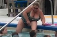 Viral το βίντεο με την τουρίστρια που ξυρίζει τα πόδια της στην πισίνα