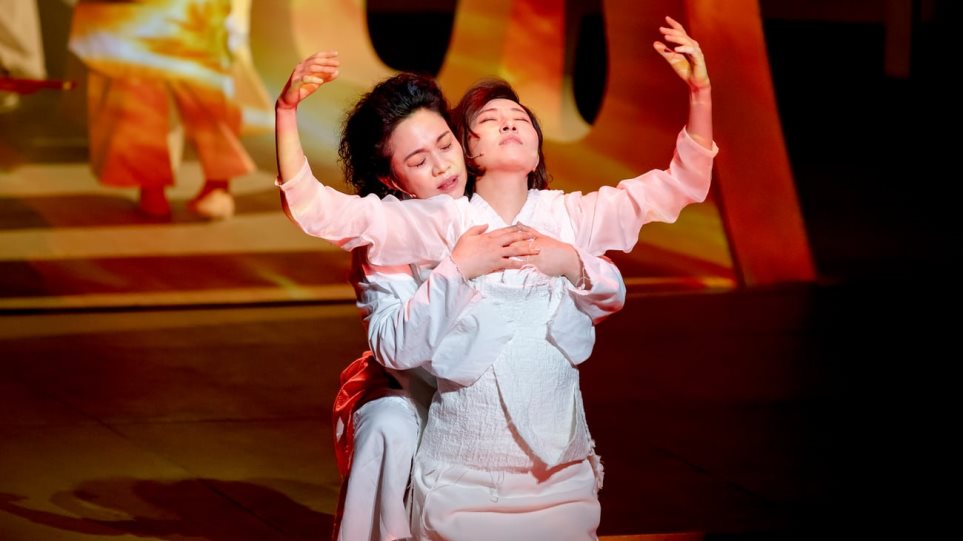 Οι «Τρωάδες» γίνονται κορεατική όπερα με έναν άνδρα να υποδύεται την «Ωραία Ελένη»