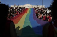 Στα χρώματα του Athens Pride 2018 η ελληνική Βουλή! Χαμός στην Αθήνα (Εικόνες- Βίντεο)
