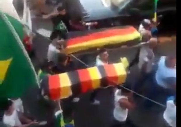 Βραζιλιάνοι έκαναν... κηδεία στη Γερμανία