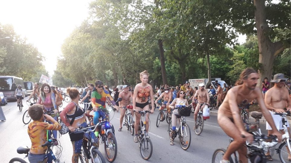 Βίντεο: Γυμνοί ποδηλάτες ξεχύθηκαν στους δρόμους της Θεσσαλονίκης